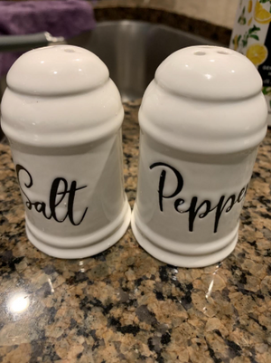 Farmhouse Kitchen Decor Ceramic Salt Shaker, White Salt and Pepper Shaker Set Holder Table Decor